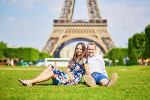 Romantic couple having a picnic near the Eiffel tower in Paris